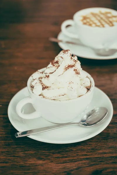 Cioccolata calda di marshmallow in tazza bianca — Foto Stock