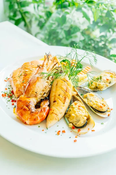 Gegrilde zeevruchten gemengd steak met zalm garnalen en ander vlees — Stockfoto