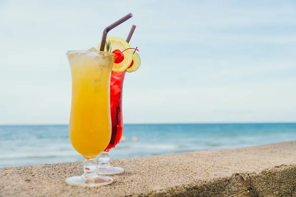 Iced cocktails drinking glass with beach and sea — Stock Photo, Image