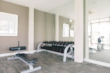 Soyut bulanıklık ve spor salonu iç ufuk spor ekipmanları