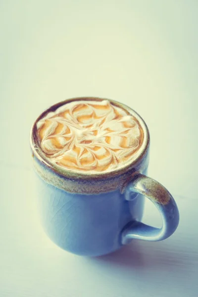 Taza de macchiato de caramelo de latte caliente — Foto de Stock