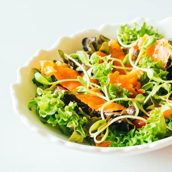 Копченый лосось с овощным салатом — стоковое фото