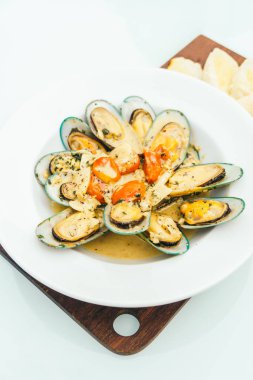 Beyaz şarap soslu buğulanmış midye