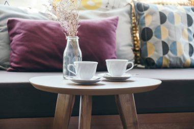 Masa dekorasyonu ile kullanabilirsin üzerinde çiçek vazo ile beyaz kahve fincanı