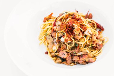 Spagetti pastırma sarımsak ile