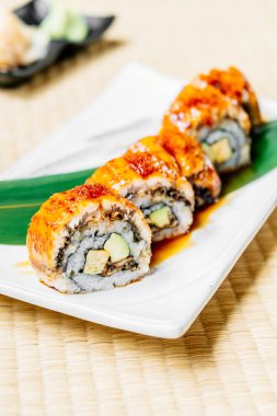 Unagi veya yılan balığı balık suşi roll