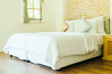 Yatak odasının iç tarafında yastık ve yatak dekorasyonu.