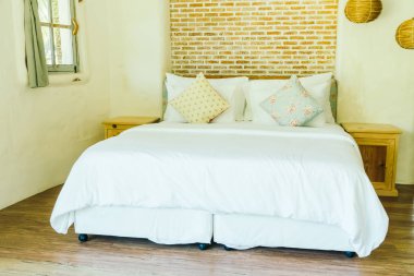 Yatak odasının iç tarafında yastık ve yatak dekorasyonu.