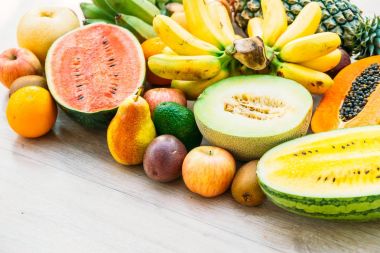 Elma muz portakal ve diğer karışık meyve