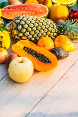 Elma muz portakal ve diğer karışık meyve