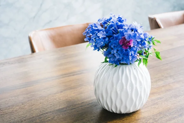 Florero en la mesa — Foto de Stock