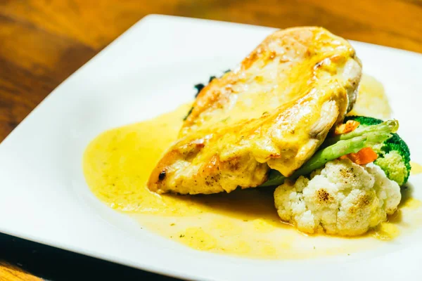 Filete de pechuga de pollo a la parrilla con verduras —  Fotos de Stock