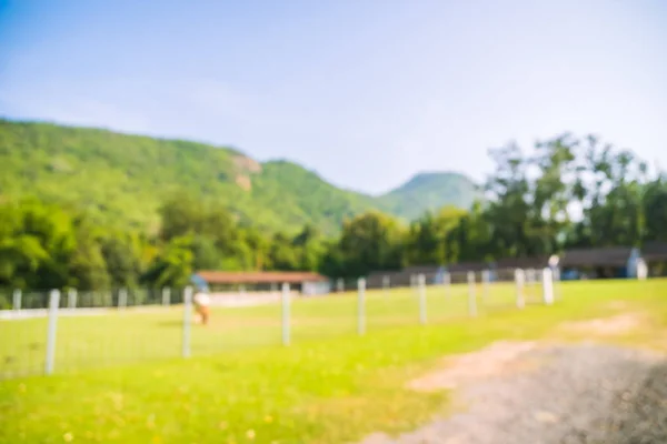 Parque de borrão abstrato com campo verde — Fotografia de Stock