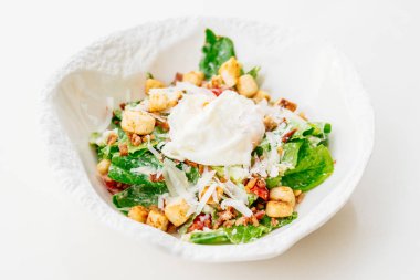 Sezar salata taze sebze ile