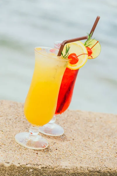 Cocktail ghiacciati bicchieri con spiaggia e mare — Foto Stock