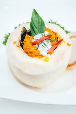 Buharda pişirilmiş köri Balık ve Hindistan cevizi içinde karışık deniz ürünleri