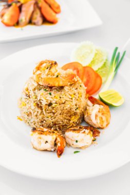 Kızarmış karidesli pilav