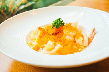 Spagetti carbonara karides ve karides