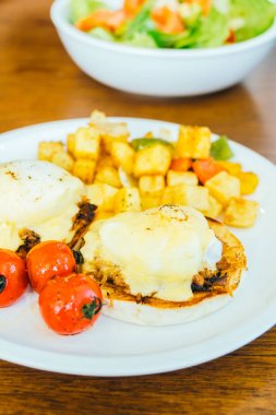 Yumurta benedict beyaz plaka