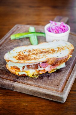 Pastırma ve yumurta ile sandviç