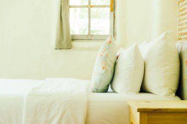 Yatak odasının iç tarafında yastık ve yatak dekorasyonu.