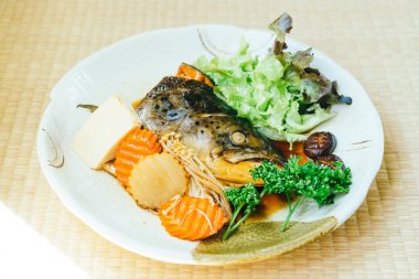 Haşlanmış somon balık tatlı sos ve sebze ile başkanı