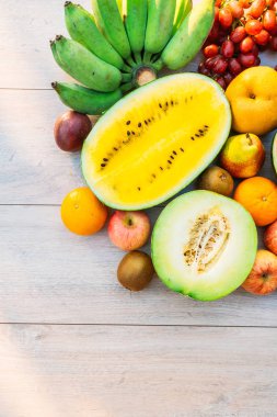 Elma muz portakal ve diğer karışık meyve