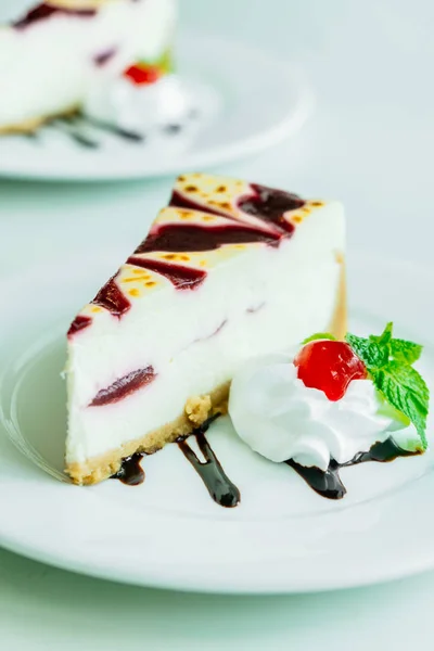 Raspberry cake  in white plate — Stock Photo, Image