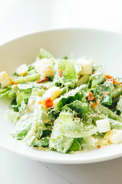 Жареный салат цезарь — стоковое фото