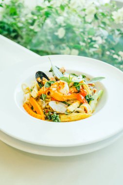 Baharatlı deniz mahsulleri spagetti veya beyaz tabak makarna