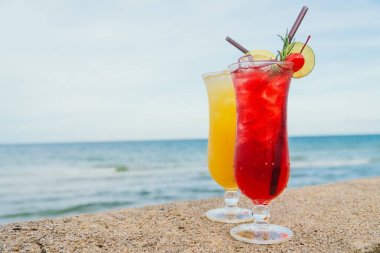 Plaj ve deniz ile cam içme buzlu kokteyller