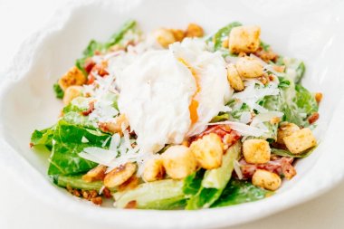 Sezar salata taze sebze ile 