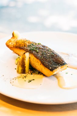 Eti biftek beyaz plaka soslu somon fileto