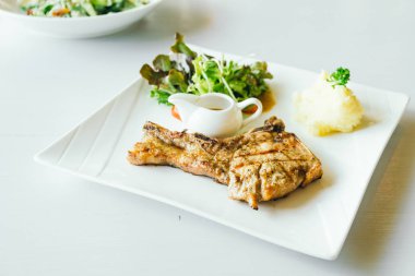 Izgara domuz eti et biftek