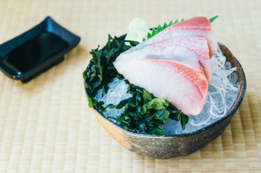 Taze hamachi et balık sashimi ile ham