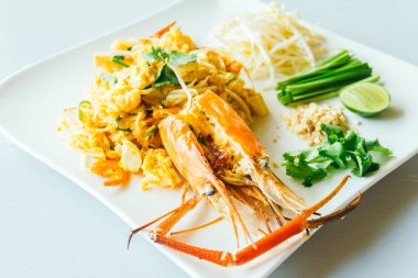 Jumbo karides ile Pad Tay erişte