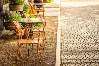 Boş sandalye ve masa etrafında açık kafe Cafe ve restau