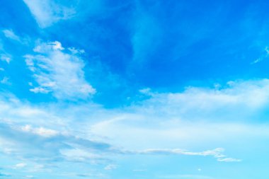 Mavi gökyüzünde beyaz bulut