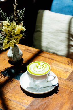 Yeşil çay, sütlü sütlü kahve.