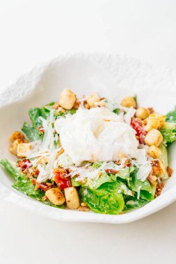 Sezar salata taze sebze ile 