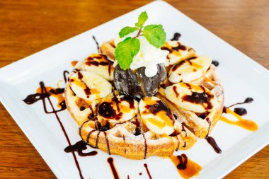 Şekerli tatlı krep ve çikolatalı dondurma ile