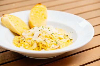 Spagetti carbonara beyaz plaka