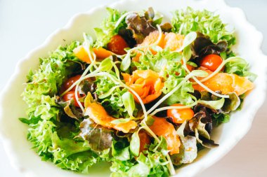 Sebze salatası ile somon füme