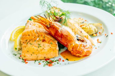 Karışık ızgara deniz ürünleri ile Somon karides biftek ve diğer et