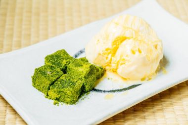 Vanilyalı dondurma ile matcha yeşil çay mochi