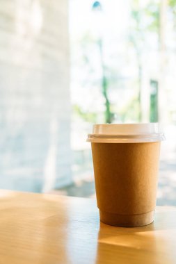 Kağıt Kupası kafede masada sıcak latte kahve