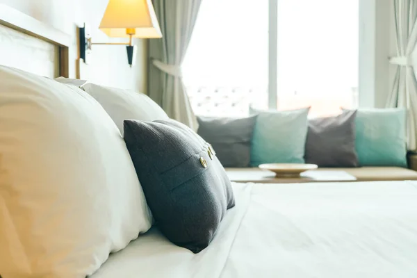 Удобная подушка на кровати — стоковое фото