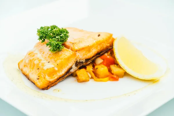 Filete de salmón en plato blanco — Foto de Stock