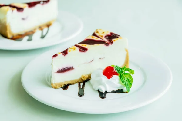 Ciasto malinowe w biały talerz — Zdjęcie stockowe