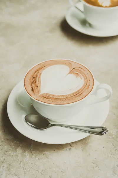 Weiße Tasse mit heißer Schokolade — Stockfoto